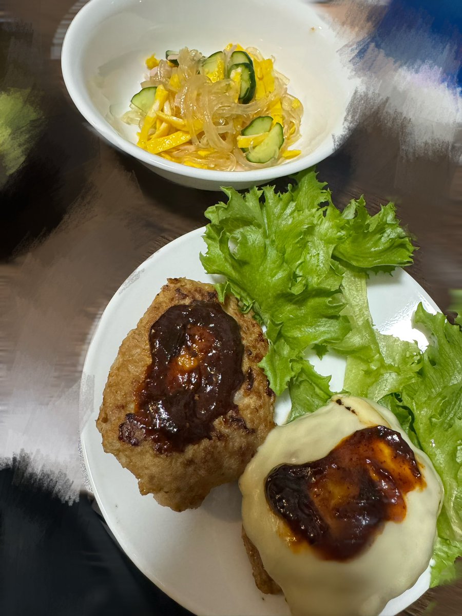 soa_fairytale's tweet photo. 友達が夜ご飯ハンバーグ作ってくれるって言うけん、お礼にママの春雨サラダ作ってあげたらなんか冷やし中華みたいな味じゃね、美味しいって言われて褒めとるかけなしとんか分からんくて殴ろーかおもた https://t.co/gHdT14amJs