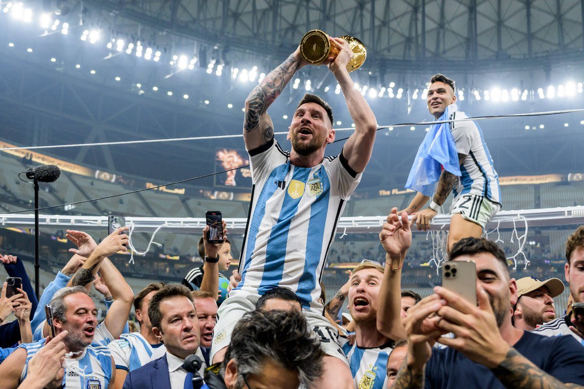 bgyetherr's tweet photo. EĞER BUGÜN MESSİ BUNLARI YAPARSA GÖĞE YÜKSELECEK 

Dünya Kupası tarihinde 30 maça ulaşan ilk oyuncu olacak.

- Gol atarsa, turnuva tarihinde 20 gol barajını ulaşan ilk futbolcu olacak.

- Atacağı bir golle, 2022’de kaydettiği 7 gollük kişisel Dünya Kupası rekorunu egale edecek.

- Dünya Kupası’nda üst üste gol attığı maç sayısını 8’e çıkaracak.

- Bir asist yapması halinde Diego Maradona’yı geçerek Dünya Kupası tarihinin tek başına en fazla asist yapan oyuncusu olacak.