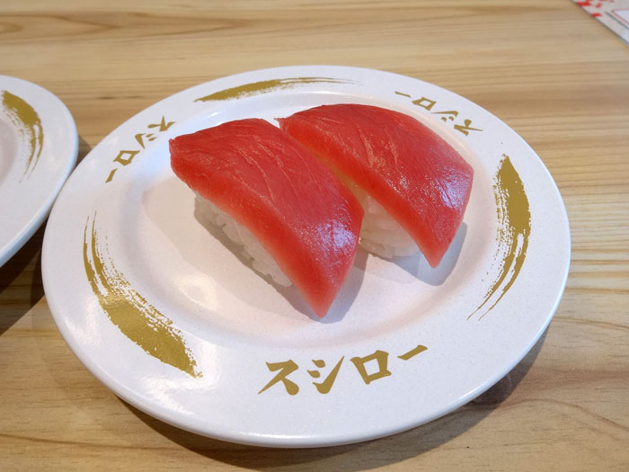 career_koumei's tweet photo. 回転寿司のマグロが赤字って知ってた？

スシローに行って最初に取るネタ、大体マグロかサーモンだろ。あれ、店は赤字なんよ。原価率がほぼ100%。売れば売るほど損してる。

じゃあなんでメニューから消さないのか。

それは客がマグロを食べに来てくれるからだ。

マグロで来店させて、味噌汁を頼ませる。
味噌汁の原価率は10〜20%。
茶碗蒸しも20〜30%。
コーンやたまごも原価が安い。
デザートのプリンも安い。

つまりマグロは｢おとり｣なのよ。

マグロで客を呼んで、味噌汁とたまごとプリンで利益を回収してる。ドラッグストアが卵を赤字で売って薬で儲けてるのと全く同じ構造。

しかもﾔﾊﾞいのがここで、スシローがやってるのが「