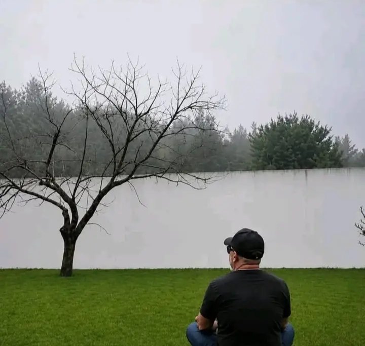 12spirits's tweet photo. OMG...

After two hours of staring at the lake I realised it was the neighbour's fence. https://t.co/CLz5SjultC