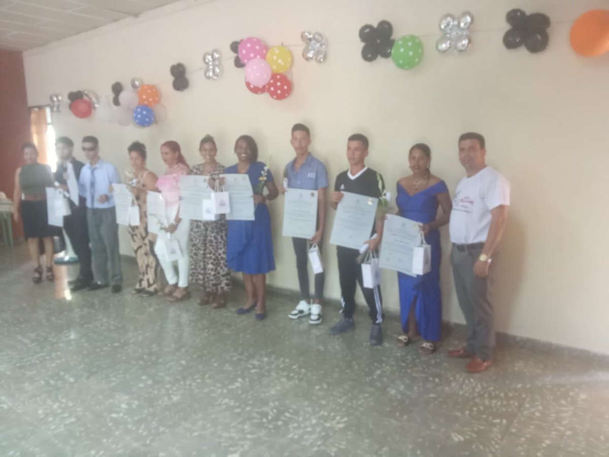 Eduardo78084729's tweet photo. Desarrollado en #BartoloméMasó acto de la promoción 47 de @Universidad_UDG donde además recibieron títulos universitarios graduados de @UOCuba y @universidad_uci. La entrega incluyó 9 Títulos de Oro y 1 Premio al Mérito Científico Estudiantil.
#50FormandoFuturo 
@CubaMES https://t.co/LxO61PnSNd