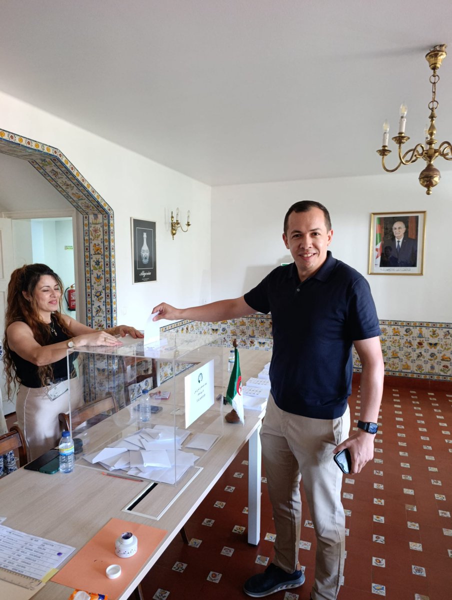 embalglisb's tweet photo. عودة بالصور لعملية تصويت الجالية الوطنية المقيمة بالبرتغال بمناسبة انتخاب أعضاء المجلس الشعبي الوطني على مستوى مكتبي الاقتراع بلشبونة وبورتو خلال الفترة الممتدة بين 27 جوان و2 جويلية 2026.
#الجزائر_تنتخب #تشريعيات_2026 https://t.co/G0w2QgyWMB