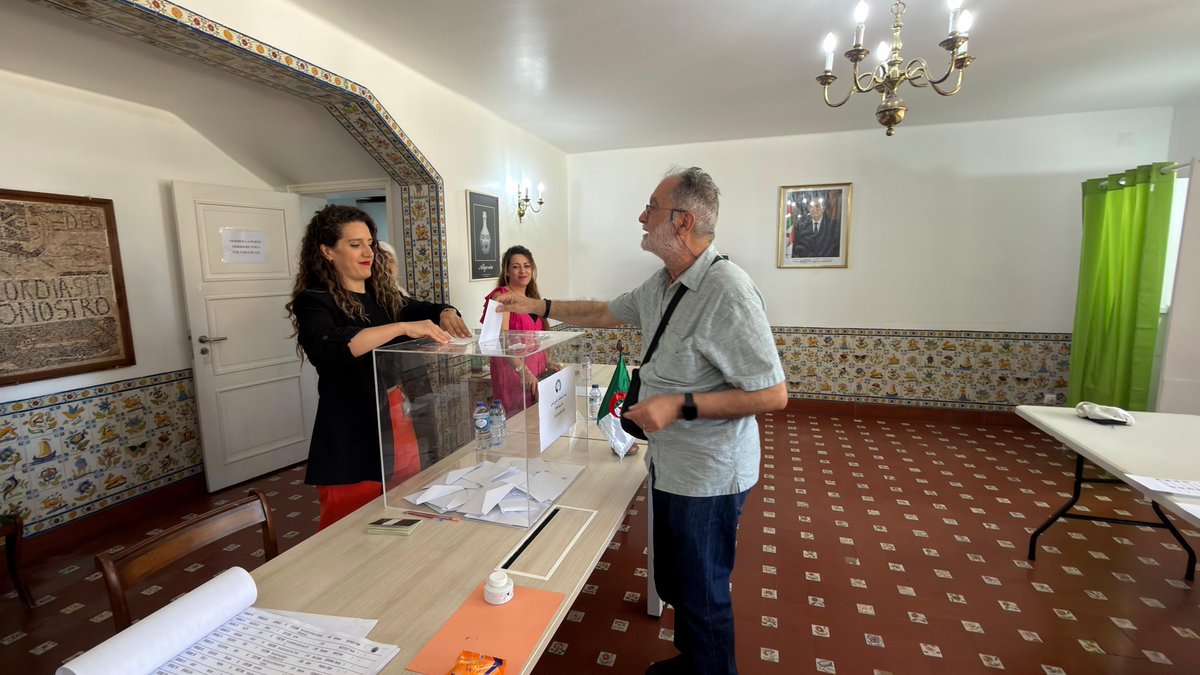 embalglisb's tweet photo. عودة بالصور لعملية تصويت الجالية الوطنية المقيمة بالبرتغال بمناسبة انتخاب أعضاء المجلس الشعبي الوطني على مستوى مكتبي الاقتراع بلشبونة وبورتو خلال الفترة الممتدة بين 27 جوان و2 جويلية 2026.
#الجزائر_تنتخب #تشريعيات_2026 https://t.co/G0w2QgyWMB