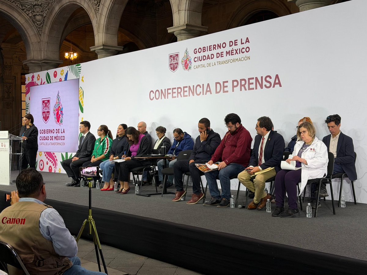 SSaludCdMx's tweet photo. Esta tarde, la Dra. @nadgasman, titular de la Secretaría de Salud, acompañó a la jefa de Gobierno de la Ciudad de México, @ClaraBrugadaM para detallar el Operativo del Sector Salud. Este plan interinstitucional (ERUM, CRUM, Cruz Roja, IMSS, ISSSTE, IMSS Bienestar y PEMEX) se enfoca en la prevención de riesgos y la atención médica oportuna durante el partido de México contra Inglaterra.

​El despliegue cubrirá tres puntos clave con personal de enfermería, médicos y paramédicos: la "Última milla" del Estadio (151 elementos y 10 ambulancias), el Zócalo (47 elementos y 7 ambulancias) y Paseo de la Reforma como punto de máxima concentración, donde se destinarán 599 especialistas, 48 ambulancias y puestos médicos avanzados.

​Con esta robusta coordinación,se busca garantizar que las y los asistentes cuenten con un entorno seguro y servicios de salud de respuesta inmediata ante cualquier emergencia.

​#SaludCDMX #CiudadDeLaTransformación