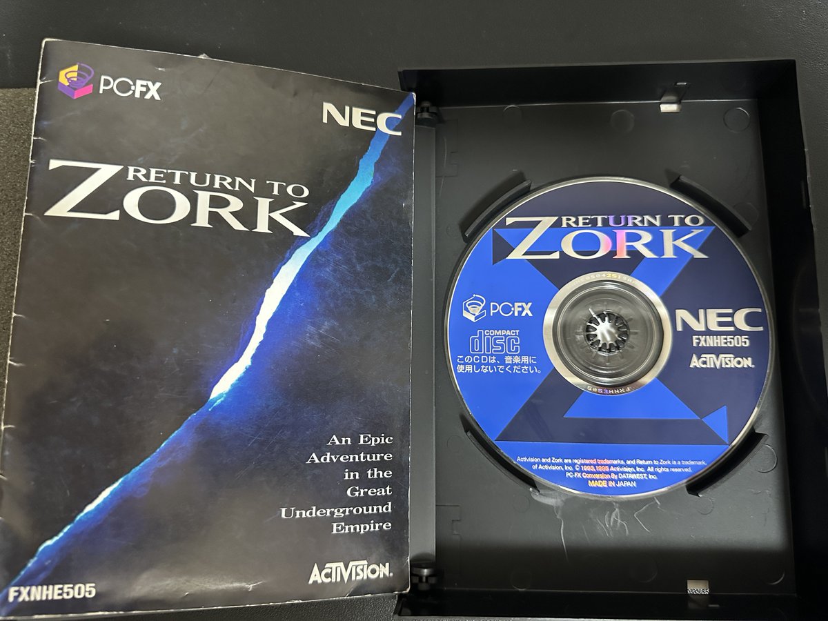 kuro_retrogame's tweet photo. 購入品をご紹介✨
No.26
RETURN TO ZORK
¥4,400
超激ムズなアドベンチャーゲーム
理不尽とも言える難易度だそうで、簡単に詰んでしまうみたいですね😳
安かった代わりに、ケースのフィルムがめくれ有り&説明書のかすれ多めって感じでした
まぁまぁ個人的には許容範囲でした👍
#PCFX https://t.co/kme6vu2pL4