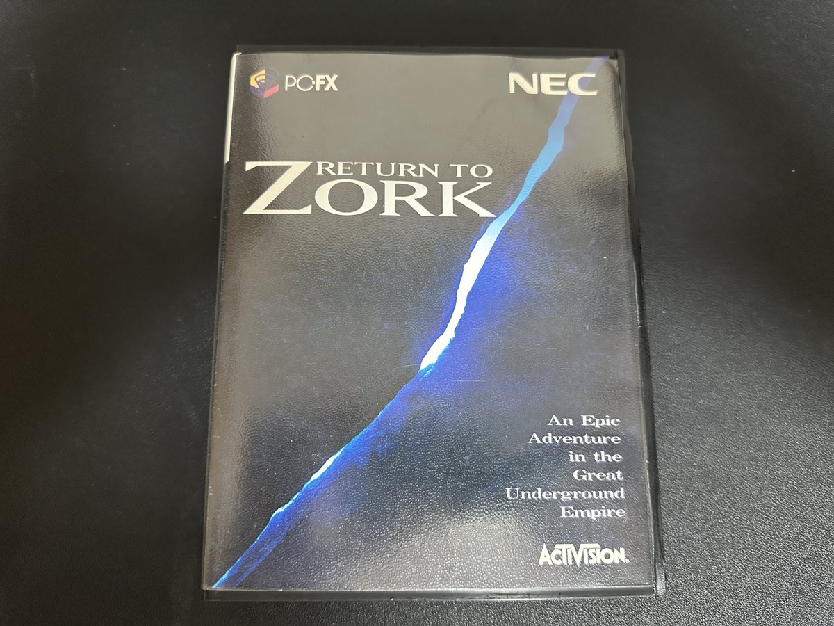 kuro_retrogame's tweet photo. 購入品をご紹介✨
No.26
RETURN TO ZORK
¥4,400
超激ムズなアドベンチャーゲーム
理不尽とも言える難易度だそうで、簡単に詰んでしまうみたいですね😳
安かった代わりに、ケースのフィルムがめくれ有り&説明書のかすれ多めって感じでした
まぁまぁ個人的には許容範囲でした👍
#PCFX https://t.co/kme6vu2pL4