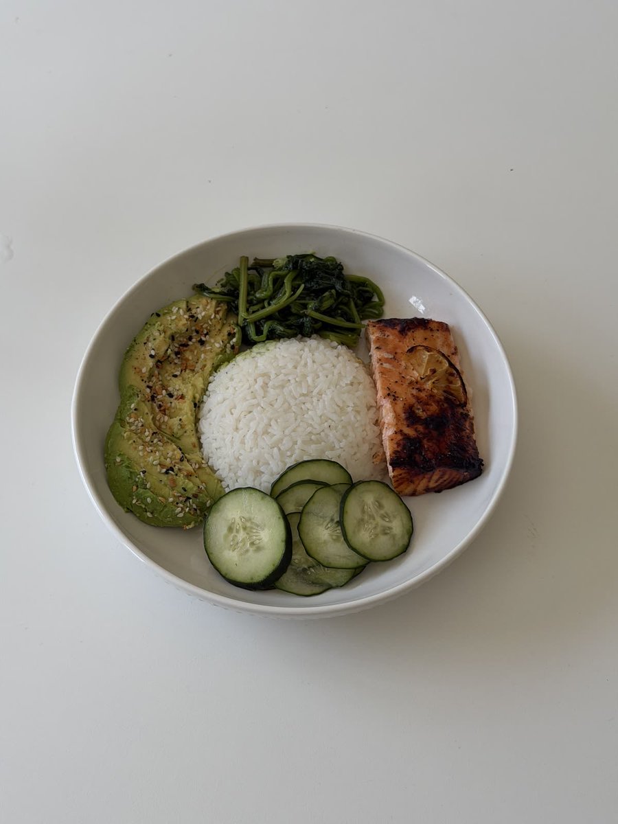 diatudia's tweet photo. letting pinterest plan my meals !! 𐔌՞ ܸ.ˬ.ܸ՞𐦯 

໒꒱ breakfast
໒꒱ lunch 
໒꒱ dinner
໒꒱ dessert

the dinner is nawwwt for me https://t.co/5bIvAbuqqB