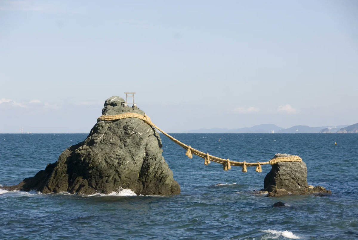 whencyclopedia's tweet photo. 🪨 The wedded rocks known as Meoto-iwa are located in Japan near Ise jingu. They represent the two creator gods of the Shinto religion, Izanami and Izanagi.
📷 Photo by Taku.
#Japan #Japanese #Shinto #Izanami #Izanagi #History #JapaneseHistory #ShintoReligion #HistoricalSite https://t.co/zQbtJfCNlV