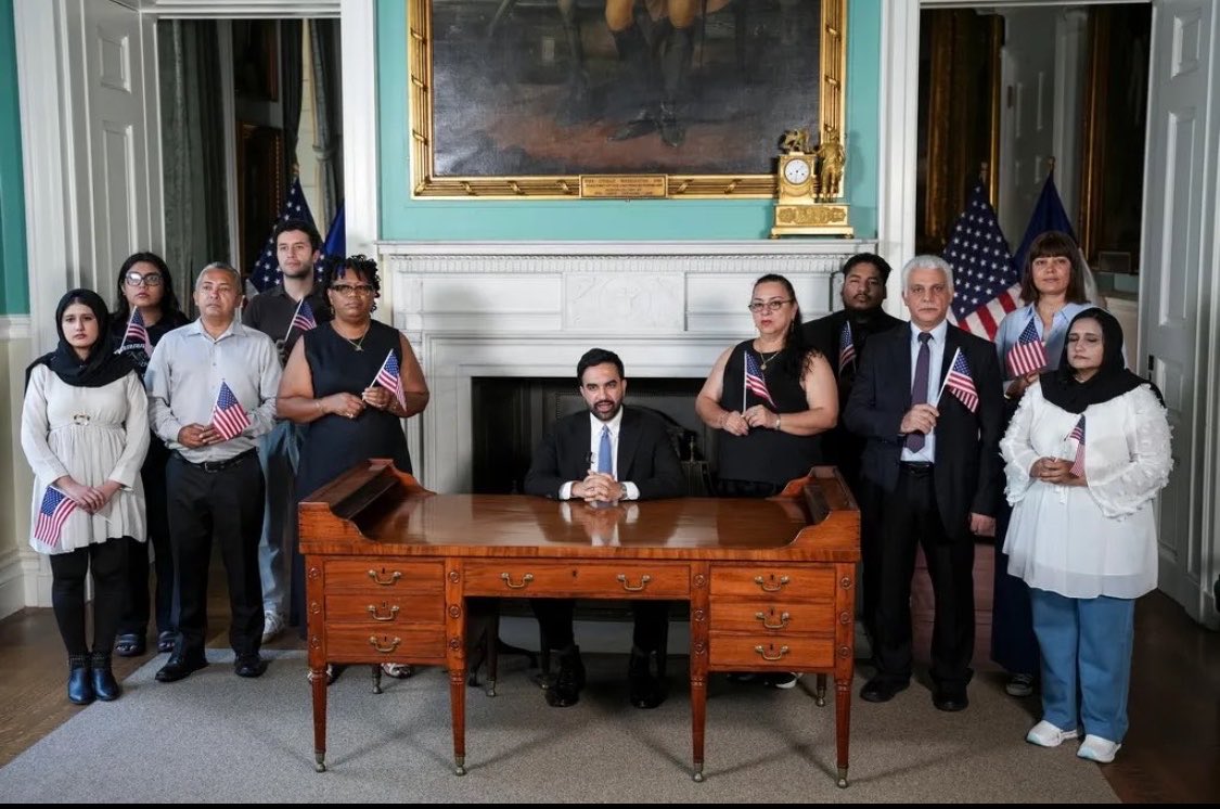 iAnonPatriot's tweet photo. We literally have an invader sitting at George Washington’s desk. 

Wtf has happened to our country!? https://t.co/W2IXRylrf1