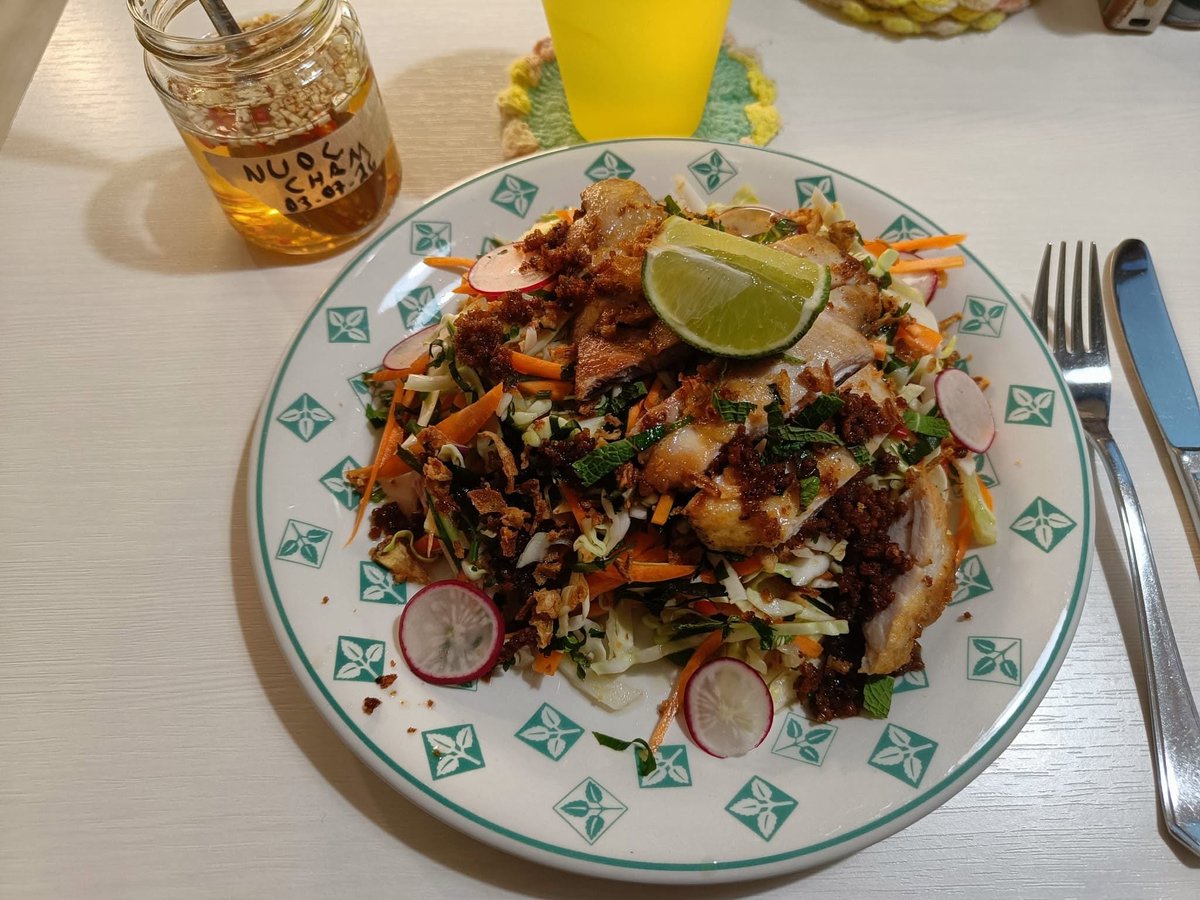 HilpoJuhana's tweet photo. Lunch
Vietnamese Chicken Salad
Ingredients: cabbage, red onion, carrot, cucumber, bell pepper, radish, mint, cilantro, crispy fried onions, crispy duck skin crumbs, nuoc cham dressing, grilled chicken thigh, and a lime wedge.
1/6
#ChickenSalad #NuocCham #vietnamesecuisine https://t.co/0sSpAErPPK