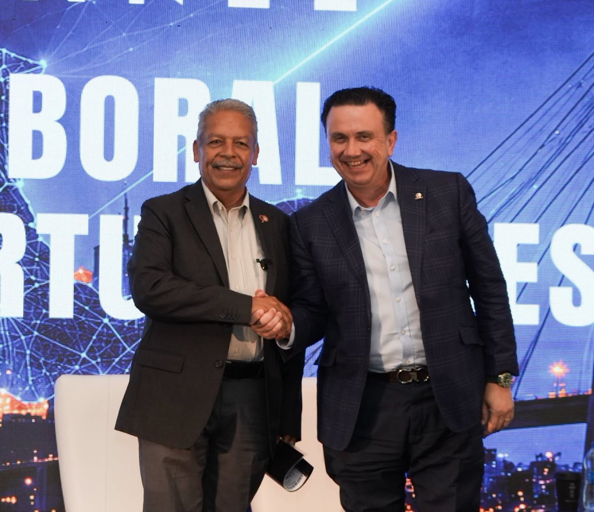tereso_medina's tweet photo. Por ello, durante mi participación en el foro "México en Decisión 2026" reiteré que la Nueva Era de la @CTM_MX apuesta por un sindicalismo de propuesta; un sindicalismo que construye acuerdos, genera confianza, fortalece la estabilidad laboral y entiende que productividad y justicia social no son objetivos opuestos, sino complementarios.