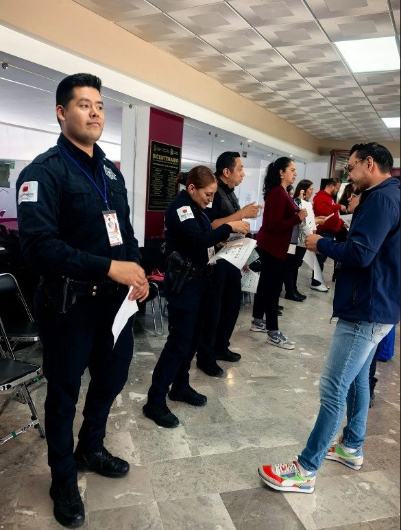 SSP_Zac's tweet photo. Como parte del fortalecimiento institucional y la profesionalización de las corporaciones de seguridad, elementos de la #PEP y Policía Municipal de Guadalupe participaron en una capacitación de Lengua de Señas Mexicana y mejorar la atención a la ciudadanía.https://t.co/wUy2tspOMb https://t.co/pQIChQxvt9