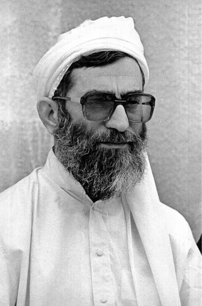 donkeyoxte's tweet photo. نام "بعضی نفرات" رزق روحم شده است.
وقت هر دلتنگی سویشان دارم دست, جرئتم می بخشد, روشنم می دارد.
قوتم می بخشد, ره می اندازد و اجاق کهن سرد سرایم
گرم می آید از گرمی عالی دمشان...

خداحافظ پیرِ اُمید
دست ما را هم بگیر https://t.co/j7shPhHLSt