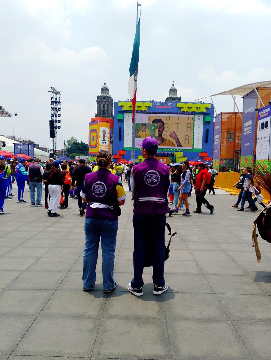 CDHCMX's tweet photo. Como parte de nuestra cobertura territorial, la Comisión de Derechos Humanos de la Ciudad de México #CDHCM realiza labores de acompañamiento y observación en el Zócalo #FanFest, en el marco del #Mundial2026 ⚽️.

Te brindamos información y orientación. #MundialConDerechos 🕊️ https://t.co/nyN0M3ZtCw