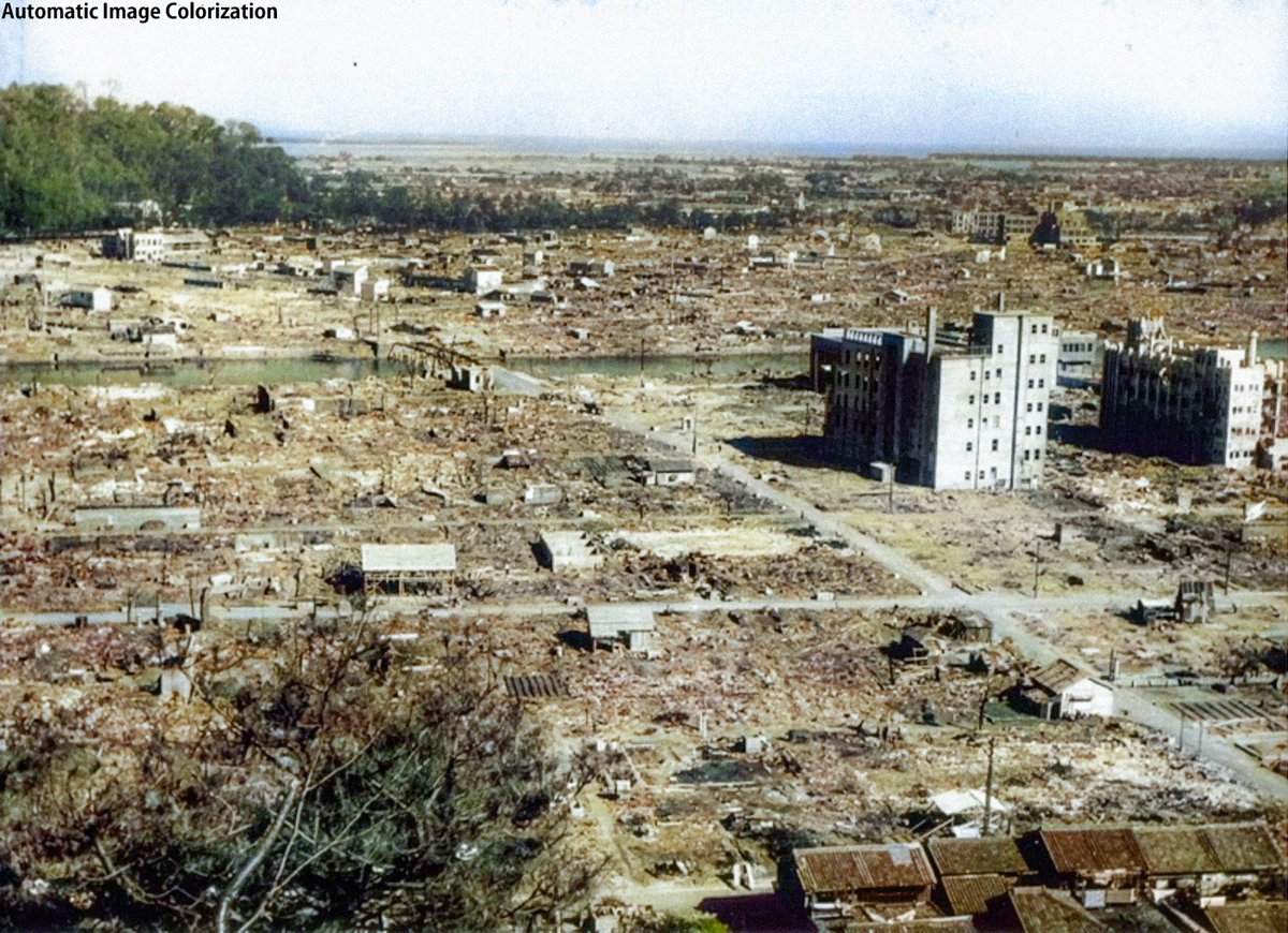 hwtnv's tweet photo. 81年前の今日。1945年7月4日，徳島大空襲。7月3日夜半から4日早朝に掛けてB29爆撃機129機が来襲，死傷者約3000人・被災者約70,000人。徳島市街の62%が焦土化した。眉山から，寺町・新町・内町地区を撮影した写真をカラー化したもの。 https://t.co/c7iiAOfr05