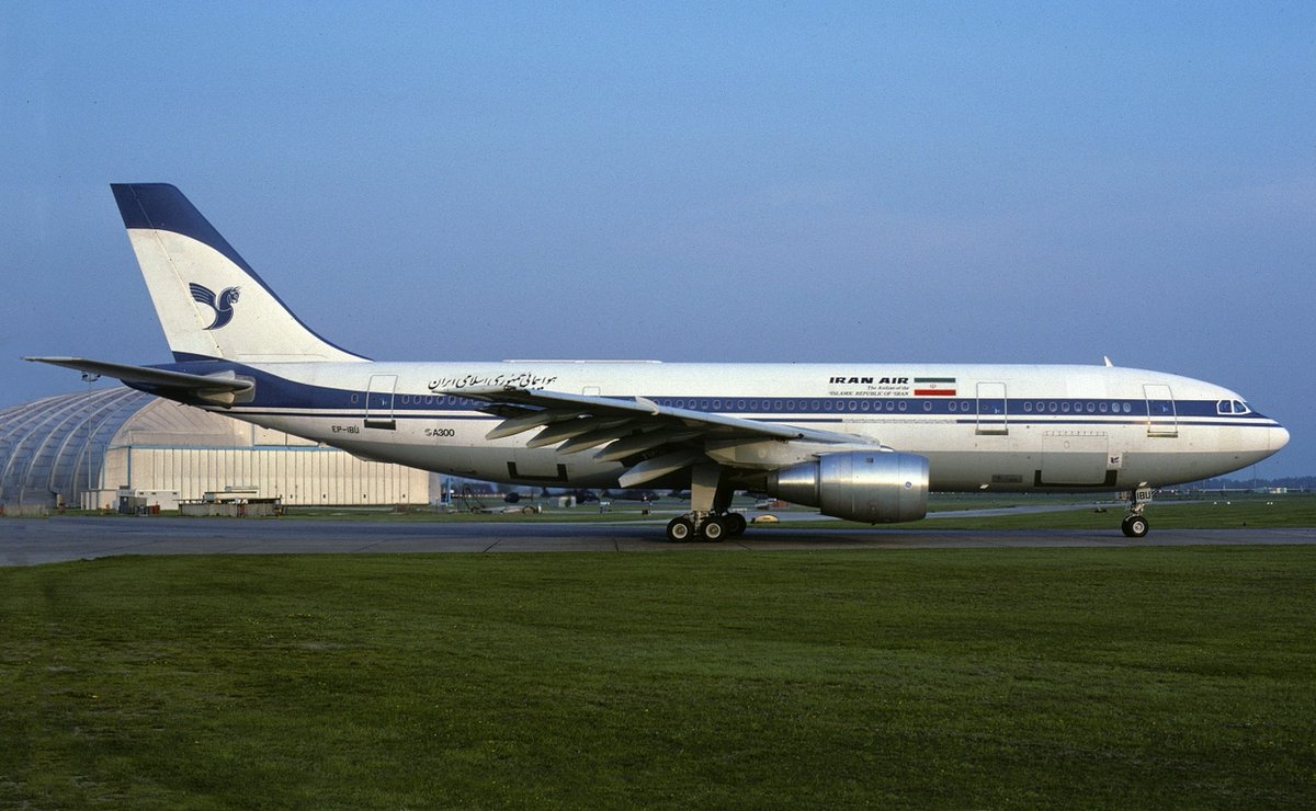 Justice53_07_27's tweet photo. 历史上的今天：

1988年7月3号，伊朗航空的655号客机（机型是空客A300）被美军巡洋舰发射的导弹击落，飞机上290人全部死亡，包括38名外籍乘客，66名儿童和一名孕妇。

很讽刺的是，该舰的舰长William C. Rogers III在后来不仅逃脱了法院的审判，甚至还在1990年得到美国政府的表彰并被授予“功绩勋章”，理由是在“他在1987-1989年间出色履行了职责，并做出极其卓越的贡献”*

*英文原文是"exceptionally meritorious conduct in the performance of outstanding service"