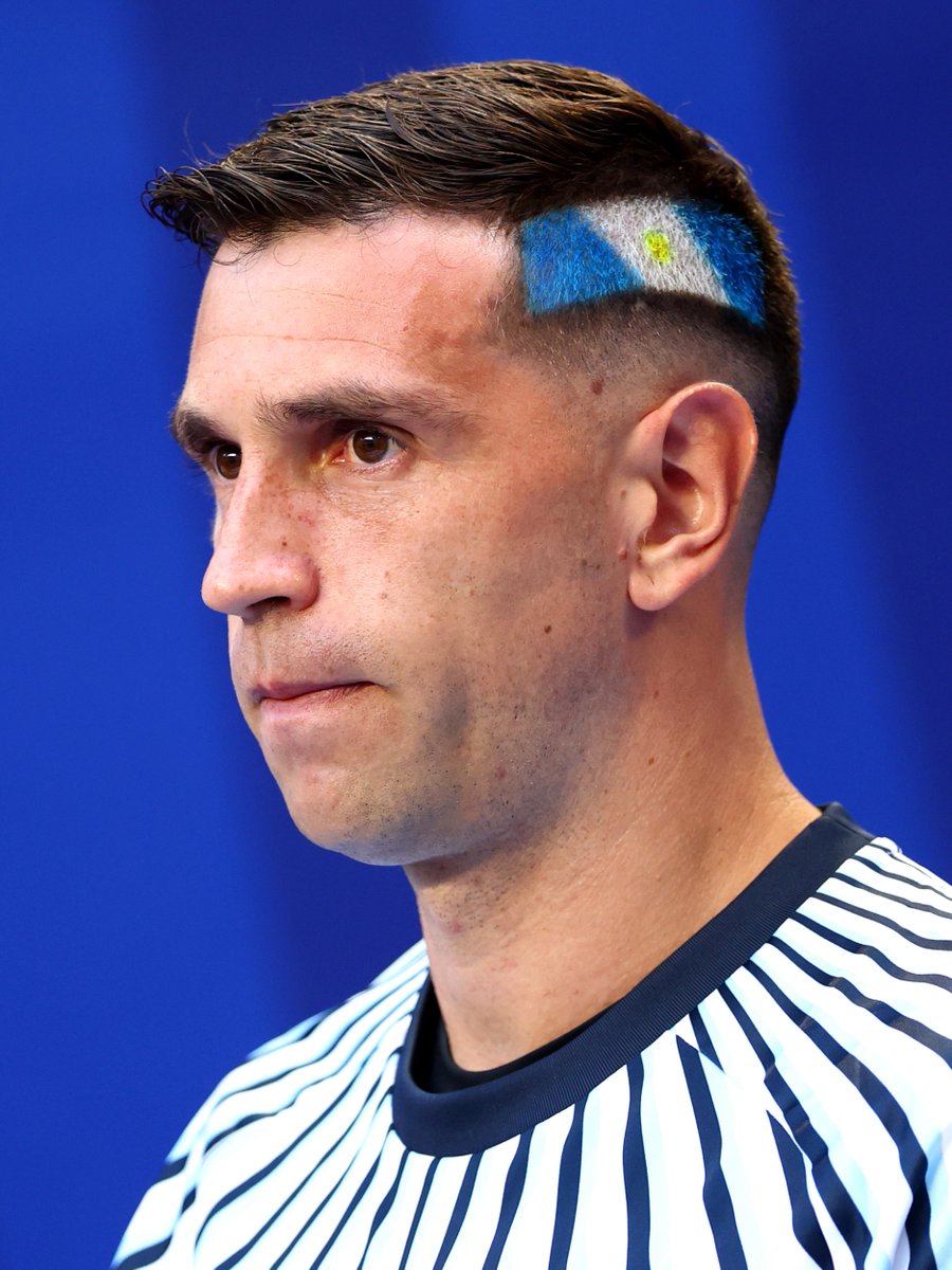 fifaworldcup_es's tweet photo. Emiliano y su bandera. ☀️

#CopaMundialFIFA https://t.co/OzLycBmqWN