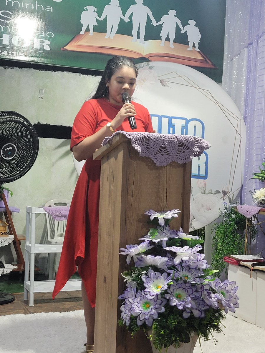 catiucecaty's tweet photo. Irmã Darlene adorando ao Senhor 🎤🎼🎶🎵 https://t.co/wE0cD75zm1