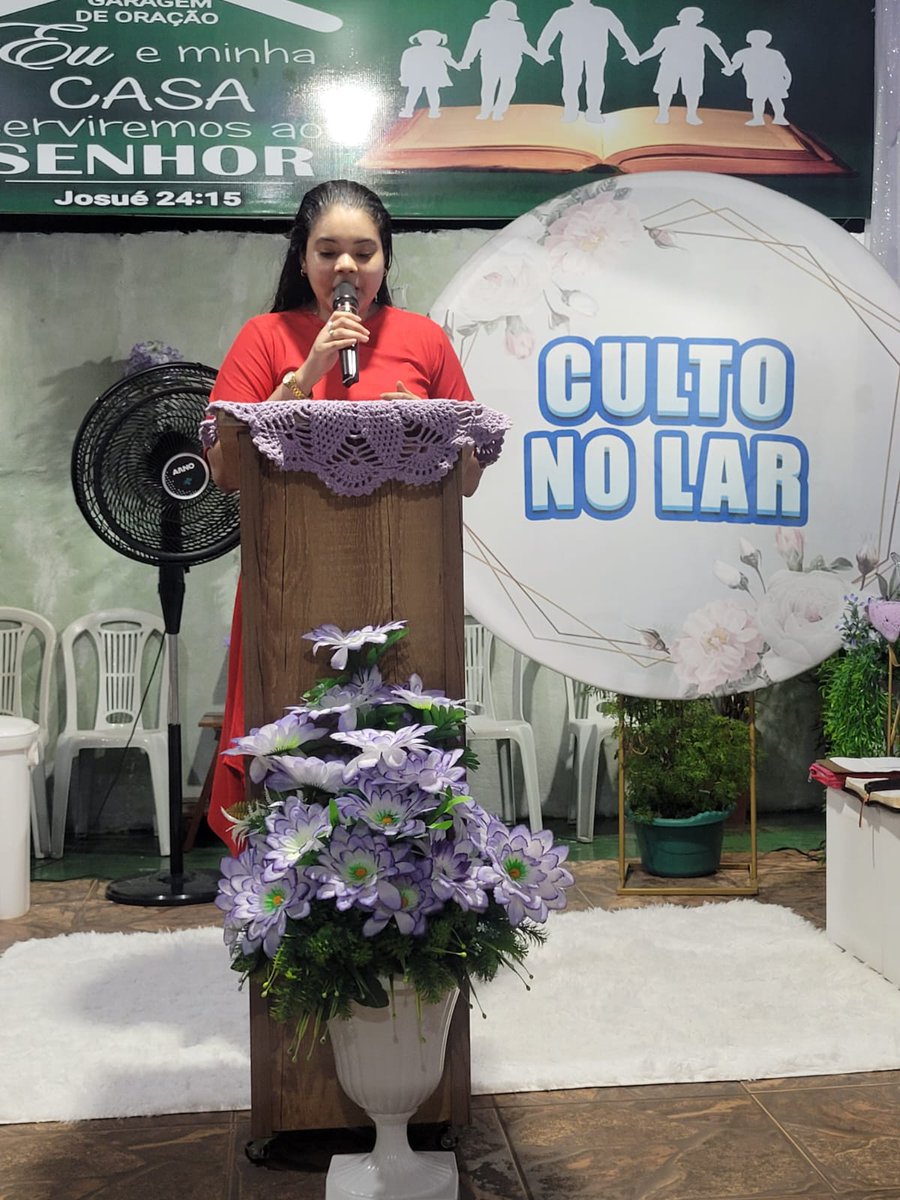 catiucecaty's tweet photo. Irmã Darlene adorando ao Senhor 🎤🎼🎶🎵 https://t.co/wE0cD75zm1