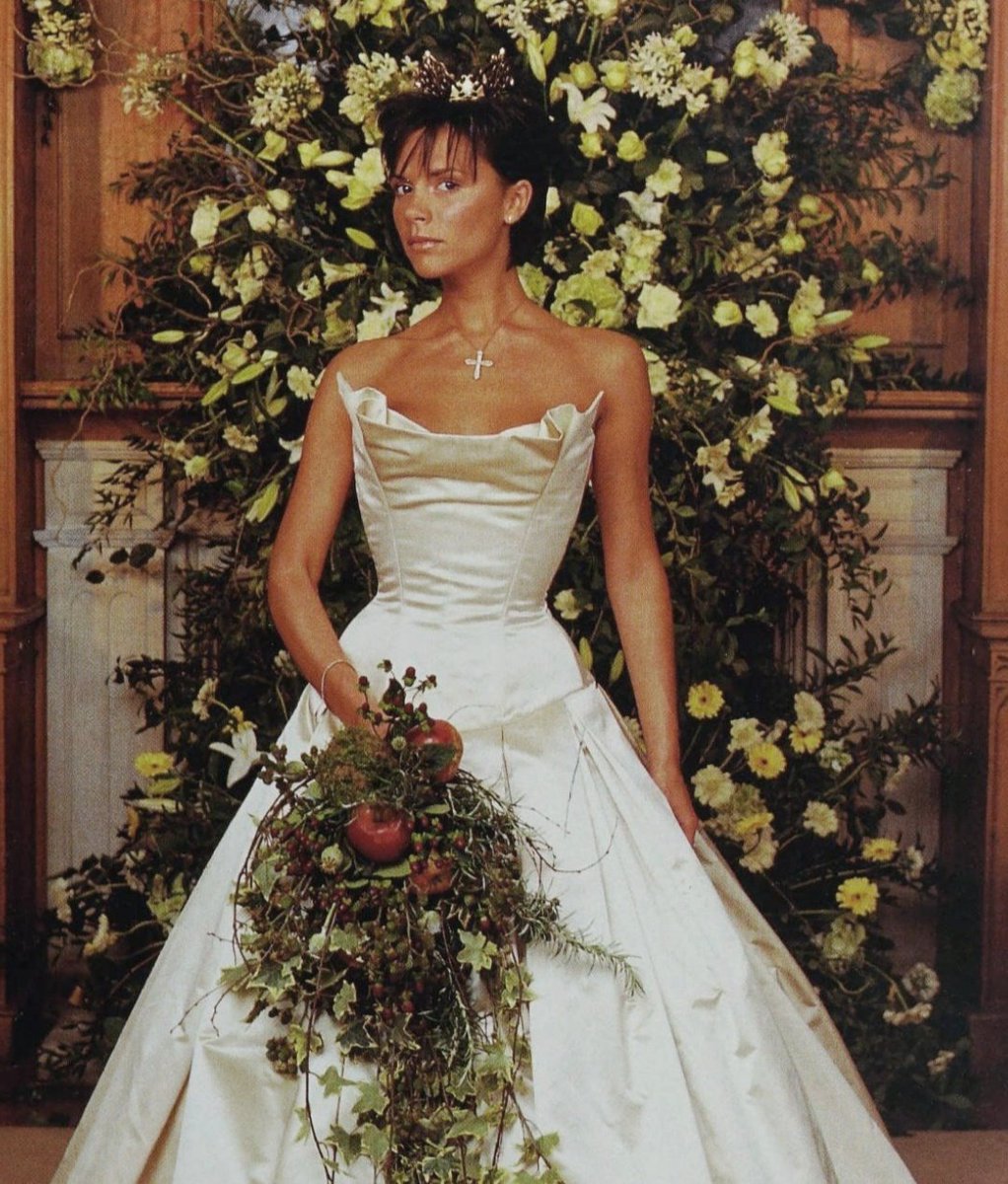 spicegirlsfiles's tweet photo. victoria beckham's wedding (1999) https://t.co/QlydHKrYtn