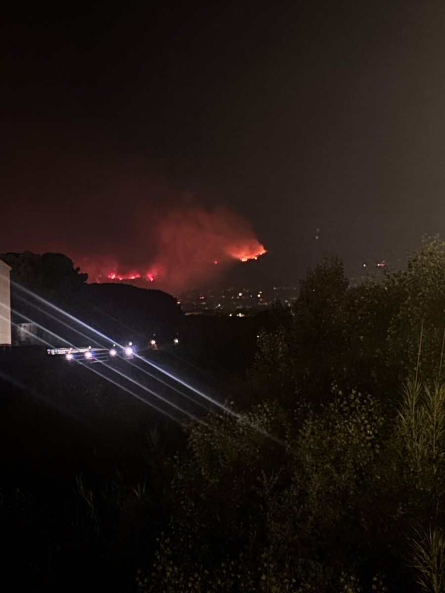 LauraTrayter's tweet photo. Des de Sant Antoni de Calonge, bombers carregant aigua del carrer i la llum de les Gavarres 😔
@mgubau8 https://t.co/E8wwISRPs1