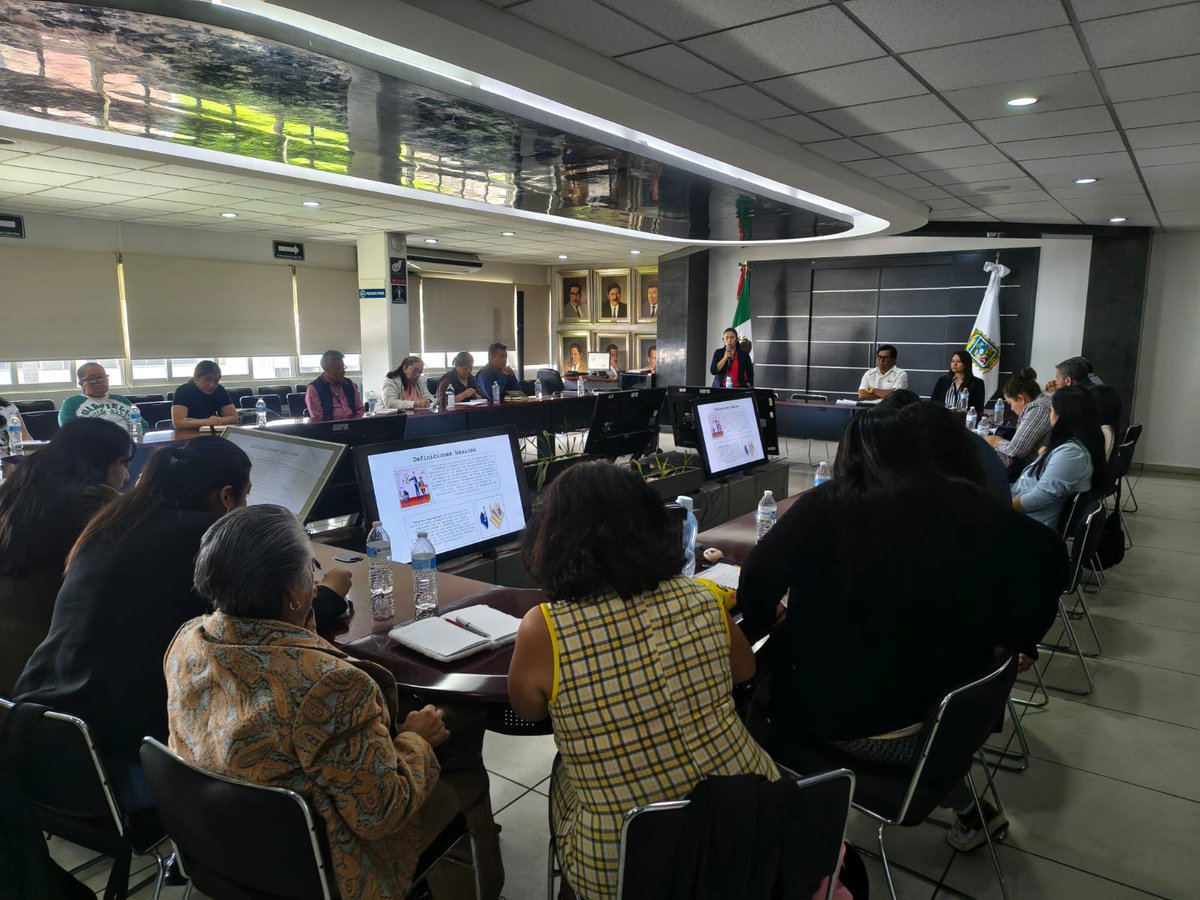 CDHPuebla's tweet photo. La prevención también se construye desde las aulas. 📚

En la #CDHPuebla impulsamos una capacitación reflexiva para fortalecer una cultura de respeto a los derechos humanos, dirigida a personal docente y directivo de la Escuela Primaria Oficial Alfredo V. Bonfil.

Se abordaron los derechos de niñas, niños y adolescentes, así como los derechos de las personas con discapacidad, en un diálogo enriquecido por la participación de la comunidad escolar.

#EducaciónConDerechosHumanos #CulturaDePaz 🤝
