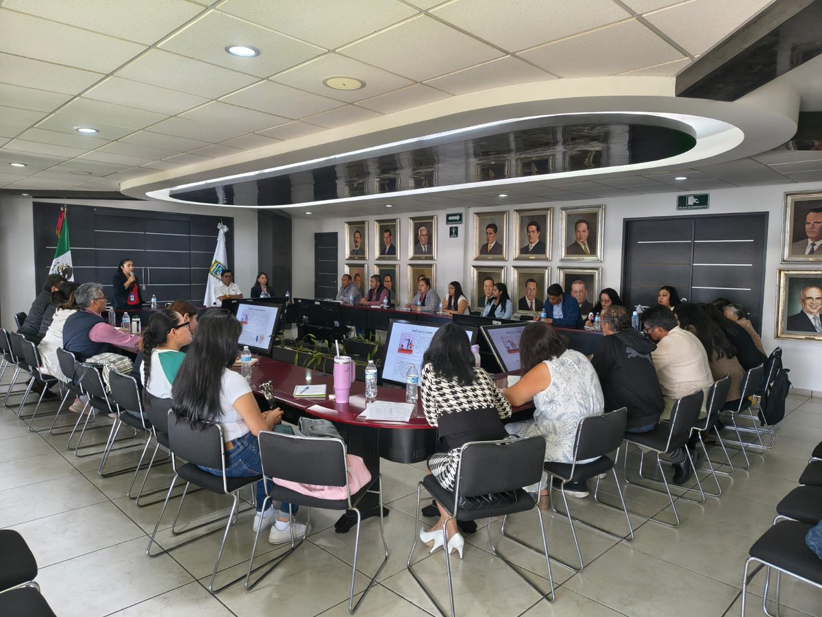CDHPuebla's tweet photo. La prevención también se construye desde las aulas. 📚

En la #CDHPuebla impulsamos una capacitación reflexiva para fortalecer una cultura de respeto a los derechos humanos, dirigida a personal docente y directivo de la Escuela Primaria Oficial Alfredo V. Bonfil.

Se abordaron los derechos de niñas, niños y adolescentes, así como los derechos de las personas con discapacidad, en un diálogo enriquecido por la participación de la comunidad escolar.

#EducaciónConDerechosHumanos #CulturaDePaz 🤝