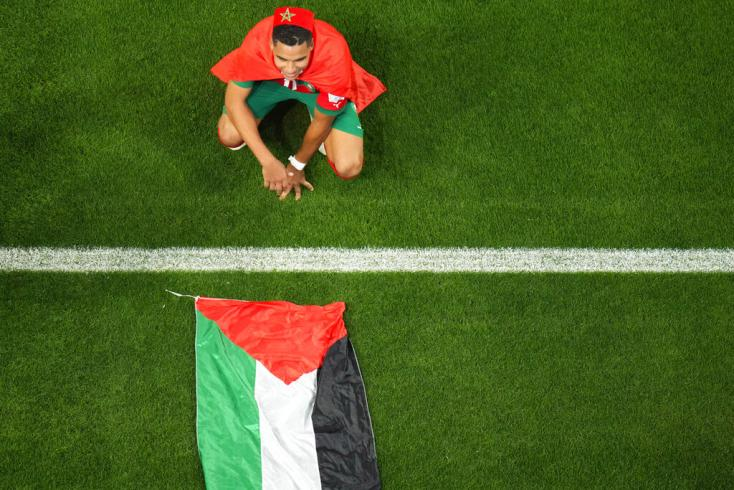 makemorocco's tweet photo. 🔴MESSAGE À LA COMMUNAUTÉ🙏🇲🇦

Nous avons le privilège de suivre la Coupe du Monde en paix, une chance que de nombreuses populations n'ont malheureusement pas. 

Face aux tristes réalités et aux dérives de notre monde actuel, prenons le temps de remercier Allah pour cette sécurité et d'adresser nos prières aux peuples oppressés.

Au fond, le football ne reste qu'un divertissement médiatisé et politisé. 

Ne perdez jamais de vue vos véritables priorités : votre famille, votre foi, vos études, vos projets et votre accomplissement personnel. Ce sont ces éléments, et la conscience de notre propre finitude, qui donnent un sens réel à la vie.

Merci pour votre soutien quotidien qui me pousse à continuer d'informer et de défendre les Marocains du monde. 

Ce compte est le vôtre, alors n'hésitez pas à venir en privé pour me proposer des sujets qui vous tiennent à cœur. 

Dima Maghrib🇲🇦☝️🏻