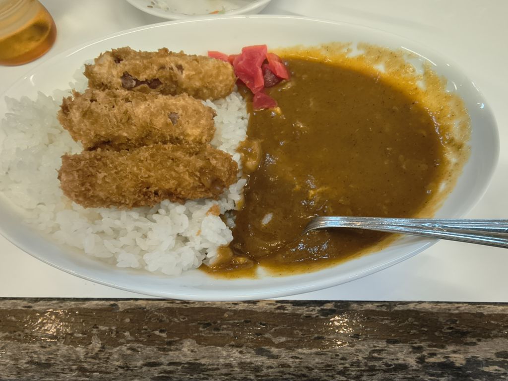 ikkoux's tweet photo. 15〜6年ぶりに入った繁華街裏道のカレースタンドで、辛口カレーライスのウインナーフライのせ。

920円だったかな。カツをのせると千円をこえてしまうので、違うトッピングを選択。 https://t.co/ELDDScwM9M