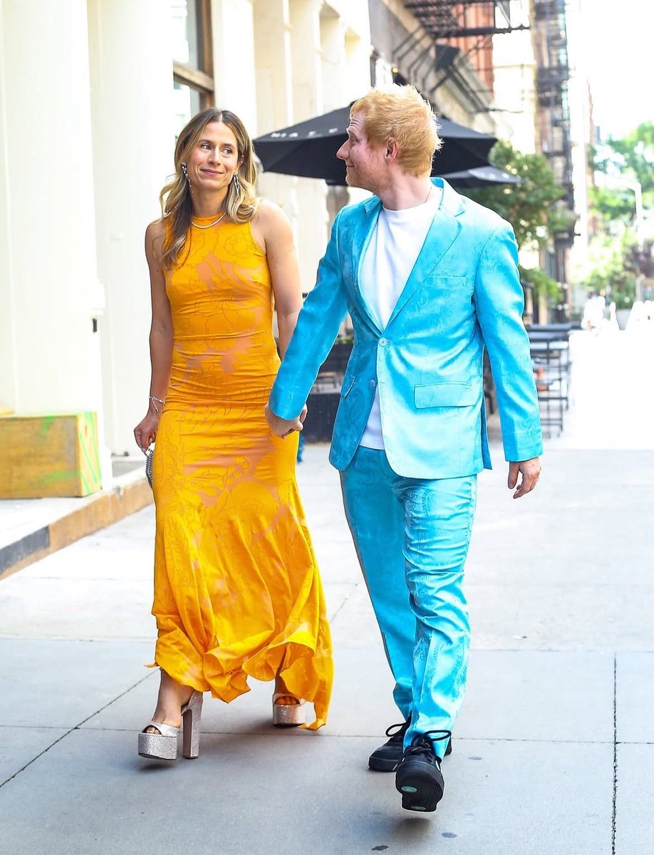 EdSheeranUY's tweet photo. Ed y Cherry en camino a la boda de Taylor! 💍 https://t.co/rXM80ikBg5
