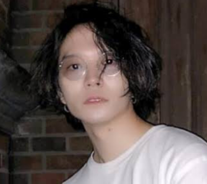 U6k7GnTqyLPlEvF's tweet photo. 知名度SSS　油井大顕

最上あいの元婚約者だったと
自称する謎の男で
真の黒幕だったとされている。

ゆいは２０２５年３月１１日
最上が刺殺された数時間後に
xアカウントを開設して
事件が発生するまでの
経緯について説明する
内容の投稿を行った。

そこに記載されていた
プロフィールによると
ゆいは１９９２年４月２２日生まれで
福島県福島市出身で
事件発生当時は
３２歳であったことや

最上あいがライバーとして所属していた
株式会社ORNISの
代表取締役社長であるとのこと。

ゆいは自分が
最上の婚約者であった証拠として
最上とのツーショット写真や
一緒に同棲していた
タワマンのマンションの部屋の写真
などをx上で公開している。

そして週刊誌などの情報によると
ゆいは、最上と高野との間で
発生した金銭トラブルに
第三者として
途中から介入していたことが判明していて

実際に高野自身もラインで知人に対して
「借金のトラブルを巡って
　途中で最上の彼氏と名乗る男が出てきた」
などと相談していたとのこと。

この件についてゆいは
人気ユーチューバーである
コ��コレさんの生配信に出演した���に

電話で高野とやり取りをしていた
録音を公開した上で
最上と２人で高野に対して
秘密保持契約のために
とある誓約書を結ばせようと
していたことを明かしている。

その誓約書に記載されていた内容は
①高野は最上に関する
　借金のトラブルの内容を
　第三者に対して漏らしてはならない
②高野は最上の配信活動を
　妨害してはならない
③誓約書の内容に違反した場合は
　高野は最上に対して
　違約金として３００万円を
　支払わなければならない
といったものであった。

誓約書の日付は
事件が発生する約１か月前の
令和６年２月１７日で
誓約者と氏名の欄には
高野の名前と捺印が押されていた。

だがゆいの説明したところによると
結局高野はこの誓約書には
納得はせず同意しなかったとのこと。
それは当然の判��だ。

なぜ借金を貸した方である高野が
こんな不利ばかりでしかない
条件をのまなければいけないのか。

しかも違約金とされる３００万円は
高野が最上に対して貸していた
総��２５０万円よりも多く
悪質な手段で借金を帳消しにした上で
さらにもっとふんだくってやろうという
魂胆が丸見えだ。

またさらにゆいは
最上がふわっちの
ライブ配信で得ていた収益を
中抜きしていた事実を
ネットユーザーから指摘されると

お互いの取り分が５０パーセントと
半分ずつであったとして
「例えば最上あいが
　100万稼いでました、50％50％です。
　なんで50万愛里に渡します。
　その時に家賃とか食費とか
　光熱費をさらに引いていたから
　すごい中抜きしてるねってご指摘いただいて
　それで中抜きって言われてます。」
と言い訳を行った。

以上のことから
今回の事件を引き起こした元凶であり
黒幕であるとネット上で噂された。

警察はなぜ
ゆいを詐欺罪などで逮捕しないのか。

理不尽に借金を背負わさ��た男が
散々追い詰められた挙句に
殺人犯へと転落し
真の黒幕とされる男が
何のお咎めもないとは。
全くもって納得できない。