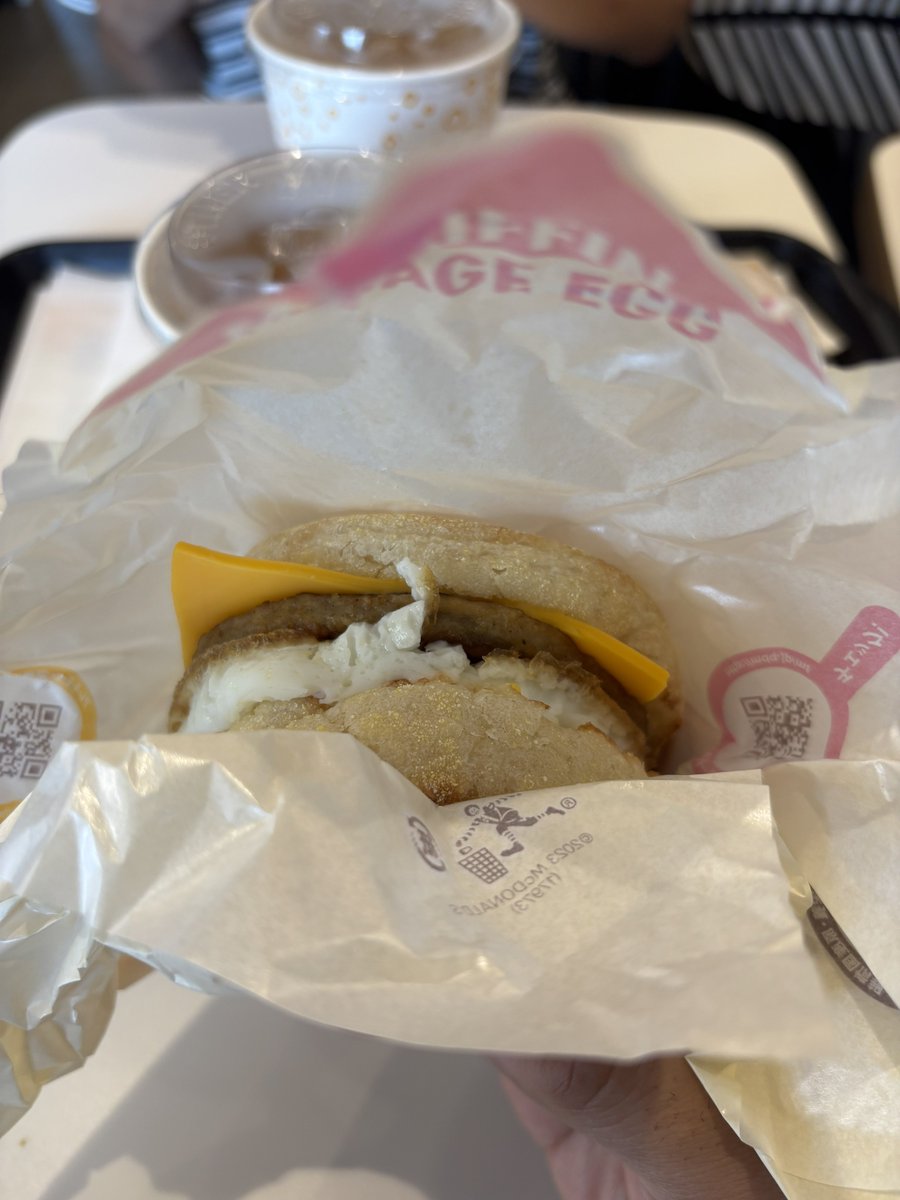 U125_inside's tweet photo. 昨晩夜更かししたせいで今朝8時まで寝ていた父親と息子の優雅な朝食。カミさんは美容室行っちゃった。 https://t.co/hD4dox47p8