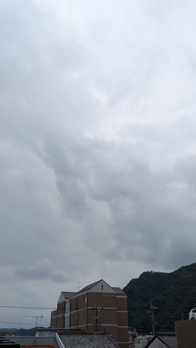 50uEP60X9jI7m0b's tweet photo. 岐阜市内のイマソラ☁

どんより曇り空の岐阜市内です
今日は曇り時々雨☔☔ 予報
最高気温は27℃とベランダ出ても無風で蒸しっとしてます💦
午後からが降水確率も80%で高めだから出掛ける用は午前中に済ませなきゃですね
お仕事の方も、お休みの方もこまめに水分補給は心がけてくださいね🙂‍↕️⋆꙳ https://t.co/PejHlzGvwa