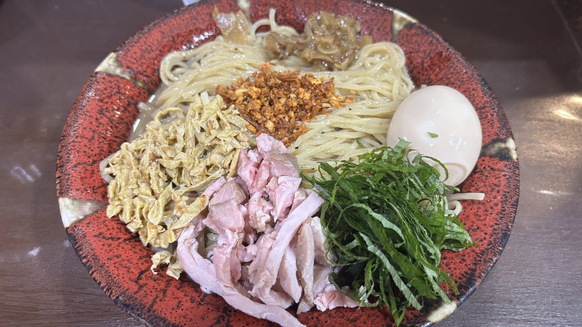 triptych_3's tweet photo. イカニボ終わったので鬼ぼし、季節限定スパイス冷やし中華。やっと来た、スパ中の季節。ハチャメチャ美味くオリジナリティ溢れる冷やし中華、今年も毛沢東スパイスで爽やかピリ辛に仕上がってる。薬味もクセになる味わいで、これ食べなきゃ夏乗り切れない。スパイスたっぷりの汁をTKGにin、たまらん。 https://t.co/7dF68g8oUE