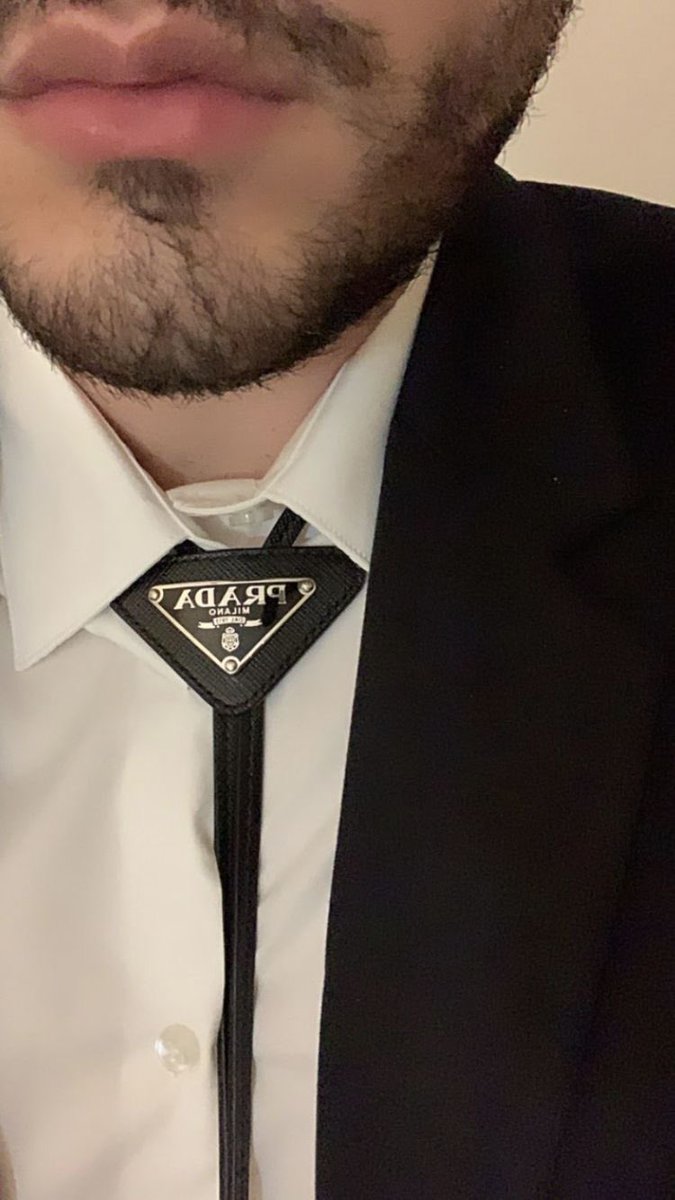 podlobers's tweet photo. 🚨 Jão marcou presença no casamento de Taylor Swift, realizado no Madison Square Garden, usando um look assinado pela Prada. https://t.co/EKskHN9VOk