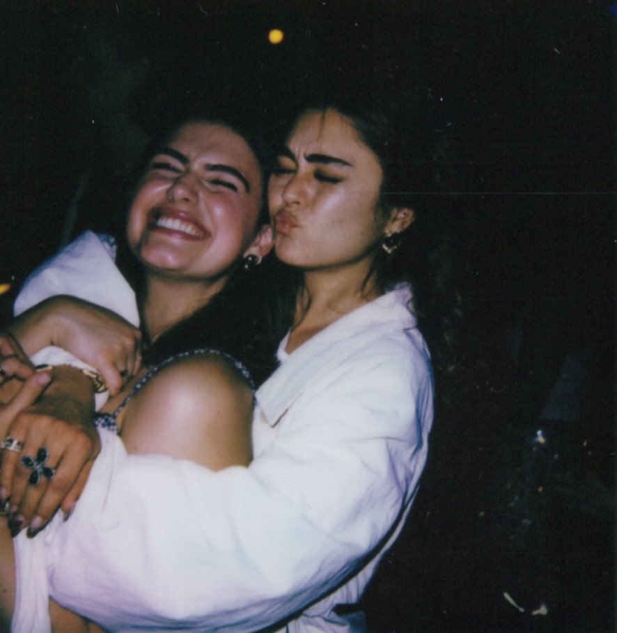 mikabdallabr's tweet photo. IRMÃZINHAS! Mika Abdalla e Ella Bright em nova foto. https://t.co/Pz3oR1VHvW