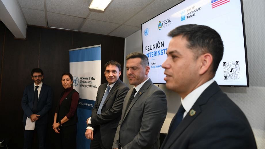 UNODCROCOL's tweet photo. #Argentina 🇦🇷 | Junto a @FiscalesGobAr #PROCELAC #UFECO impulsamos mesa interinstitucional para fortalecer las investigaciones de la criminalidad organizada en contextos de encierro y los circuitos económicos que permiten sostener su funcionamiento 🧵 https://t.co/HvkHtDjyBe