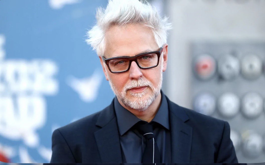 miguelaraizac's tweet photo. 🚨 Acaba de salir un reportaje explosivo detallando todo lo que estuvo detrás del fracaso de Supergirl.

The Hollywood Reporter dice que el director Craig Gillespie y el productor James Gunn tuvieron diferencias sobre el rumbo creativo de la película desde el inicio. Gunn, sabiendo que la película estaba en problemas desde el año pasado, buscó al guionista Jeremy Slater para escribir nuevas escenas para la película que fueron filmadas en regrabaciones. Entre los cambios estuvo la batalla final, la cual fue completamente reconfigurada. 

Otro punto de fricción entre Gunn y Gillespie fue la música. El uso de la canción “The Middle” en el tercer acto (que ha sido ridiculizado) fue algo de último momento; en realidad era “Girls Just Want to Have Fun” en previos cortes de la película.

Llegó hasta el punto que habían dos cortes de Supergirl que fueron mandados a funciones de prueba: uno de Gillespie y otro de DC/Gunn. Aunque ninguna de las dos versiones fue bien recibida por audiencias (fue calificada similarmente a Shazam 2 y la película cancelada de Batgirl), la versión de Gunn fue la que vimos en cines