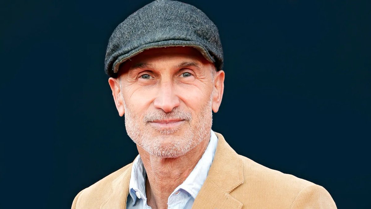 miguelaraizac's tweet photo. 🚨 Acaba de salir un reportaje explosivo detallando todo lo que estuvo detrás del fracaso de Supergirl.

The Hollywood Reporter dice que el director Craig Gillespie y el productor James Gunn tuvieron diferencias sobre el rumbo creativo de la película desde el inicio. Gunn, sabiendo que la película estaba en problemas desde el año pasado, buscó al guionista Jeremy Slater para escribir nuevas escenas para la película que fueron filmadas en regrabaciones. Entre los cambios estuvo la batalla final, la cual fue completamente reconfigurada. 

Otro punto de fricción entre Gunn y Gillespie fue la música. El uso de la canción “The Middle” en el tercer acto (que ha sido ridiculizado) fue algo de último momento; en realidad era “Girls Just Want to Have Fun” en previos cortes de la película.

Llegó hasta el punto que habían dos cortes de Supergirl que fueron mandados a funciones de prueba: uno de Gillespie y otro de DC/Gunn. Aunque ninguna de las dos versiones fue bien recibida por audiencias (fue calificada similarmente a Shazam 2 y la película cancelada de Batgirl), la versión de Gunn fue la que vimos en cines