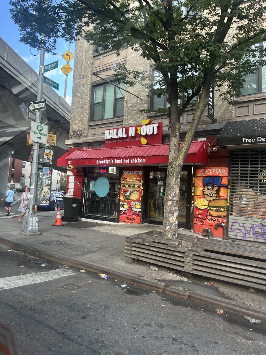 HuffPostVandy's tweet photo. the NYC hustle is second to none https://t.co/1B4Om4kH3s