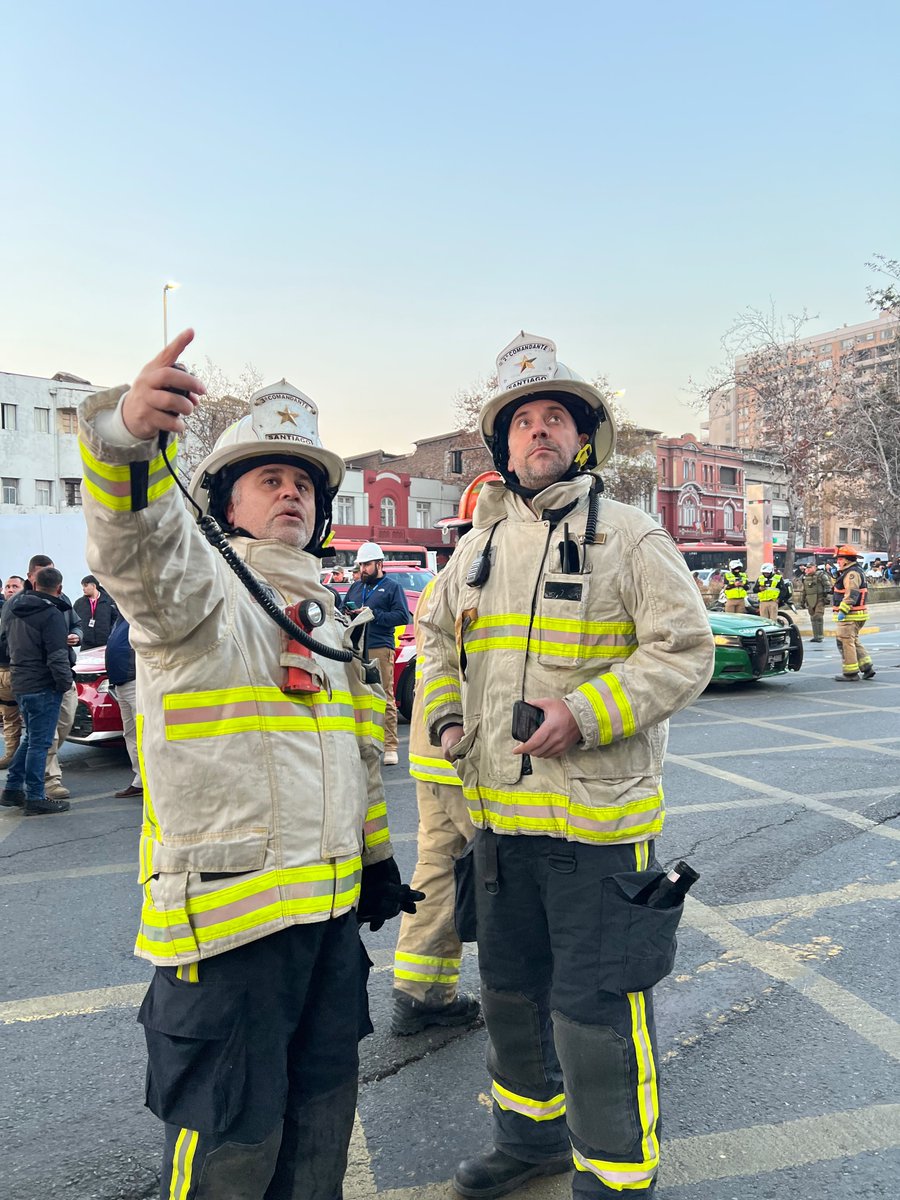 cbsantiago's tweet photo. 🔴 AHORA: el 2° Comandante del Cuerpo de Bomberos de Santiago, Juan Pablo Slako, asume el mando y coordinación de las operaciones ante 2ª Alarma de #Incendio, que afecta local comercial en Abate Molina y Av. Libertador Bernardo O'Higgins, #Santiago.
@Comandantecbs
@Muni_Stgo https://t.co/FMBUaYvmmy