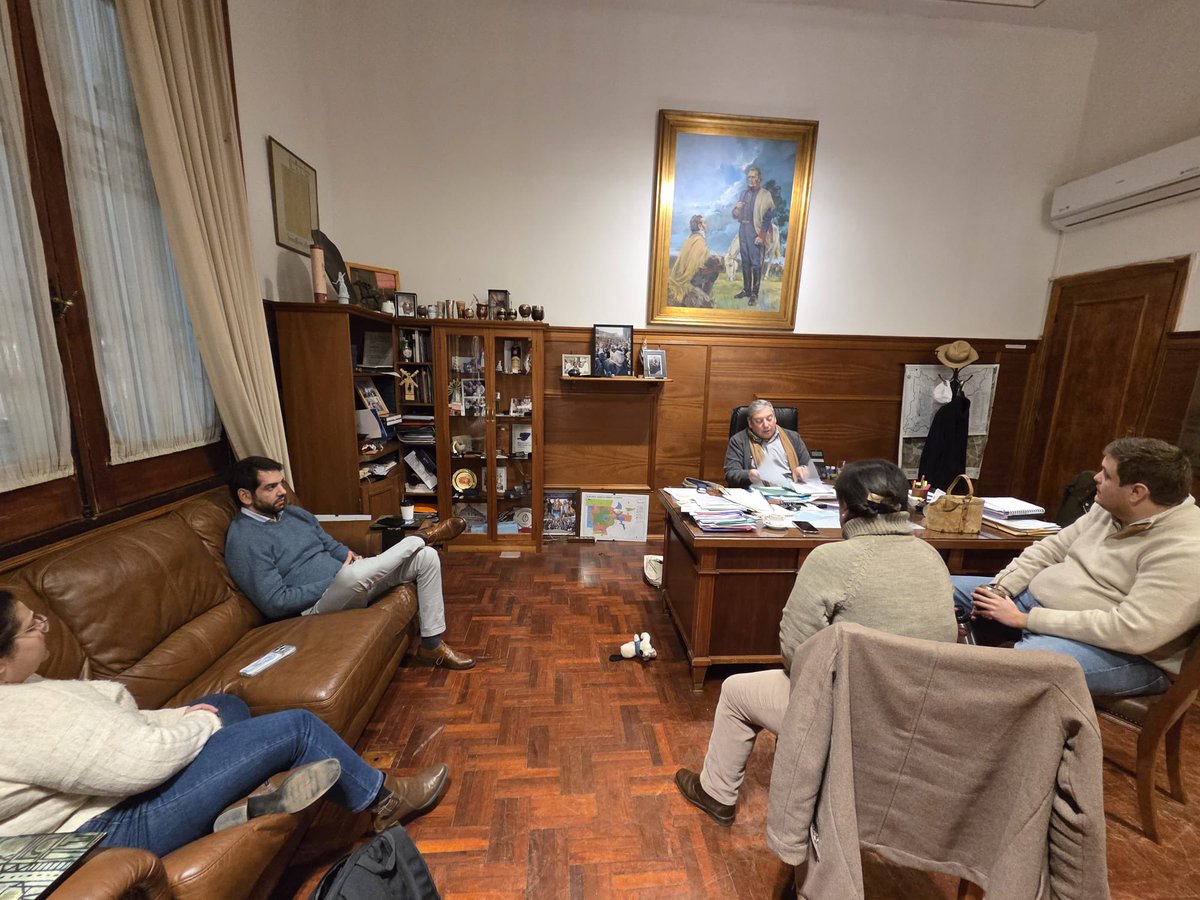 PajaroEnciso's tweet photo. Buen intercambio con coordinadores 6262 previo a la sesión de la Junta Departamental. https://t.co/Hx62tDE69z