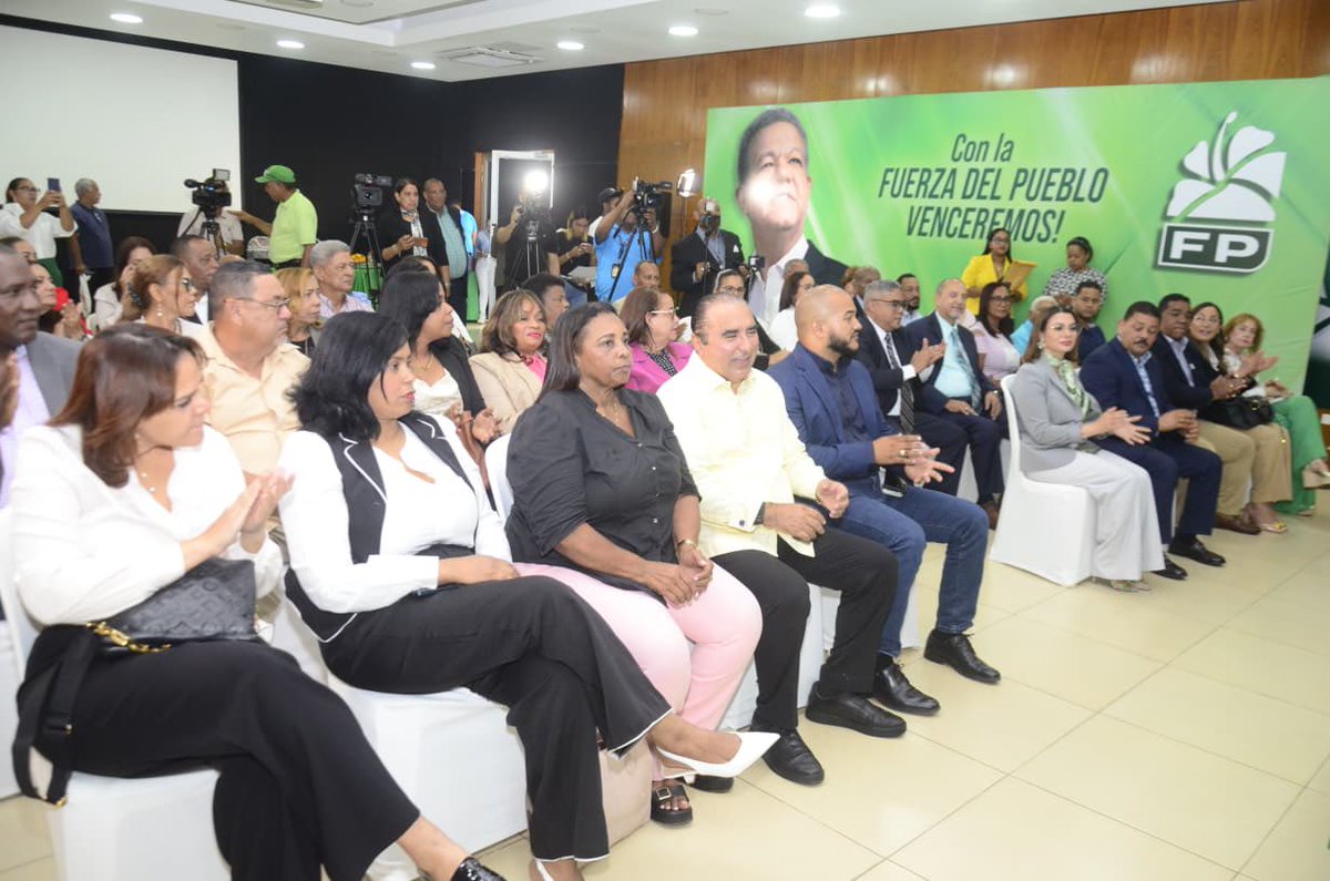 FPcomunica's tweet photo. #FPComunica |

La Secretaría de Adultos Mayores y Envejecientes de la #FuerzaDelPueblo juramentó los vicesecretarios de esta estructura.

@Yamelgarciac_ titular de la Secretaría, afirmó que el trabajo con los adultos mayores se construye desde la calle, escuchando y atendiendo sus realidades.

Señaló que este equipo asume el compromiso de seguir fortaleciendo las acciones en favor de quienes representan la memoria viva del país.