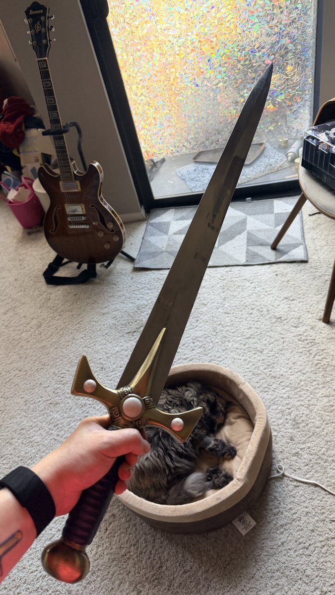 ClaireMax's tweet photo. Hey guys I got a new sword https://t.co/p8mHv7Fdw5