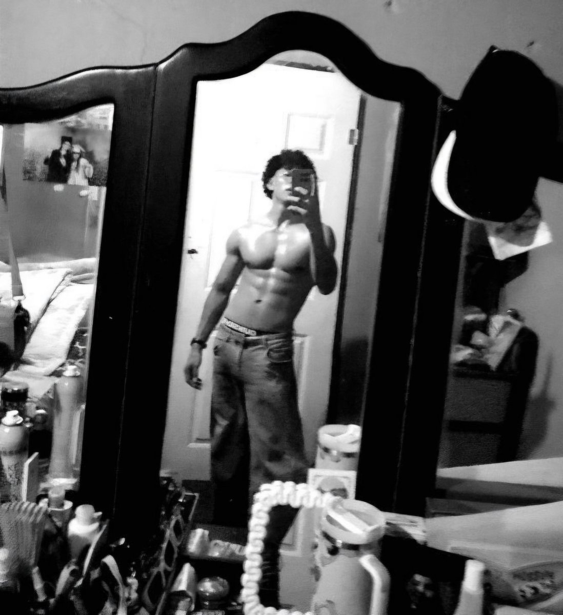 Jerbisperez_'s tweet photo. Blanco y Negro 🤍🖤 

#fitnnes #gym #bodybuilder #viralvídeo #virałpost #blancoynegro #abs #selfie #onlyfans #costarica https://t.co/U31eTcpuOb