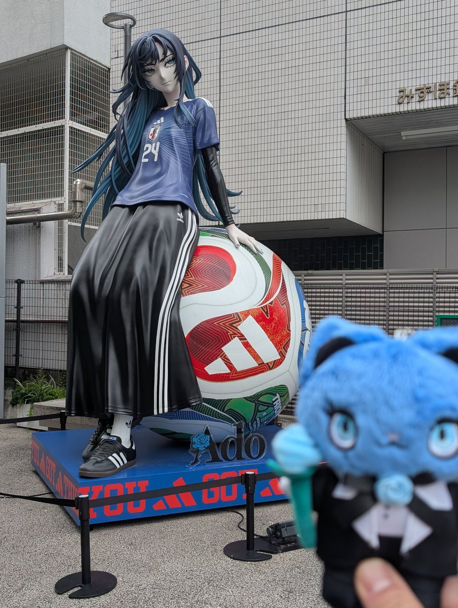 gdm649clear's tweet photo. 念願のAdo像撮ってきた！
完成度高すぎる✨ https://t.co/Z8mHKsiU9G