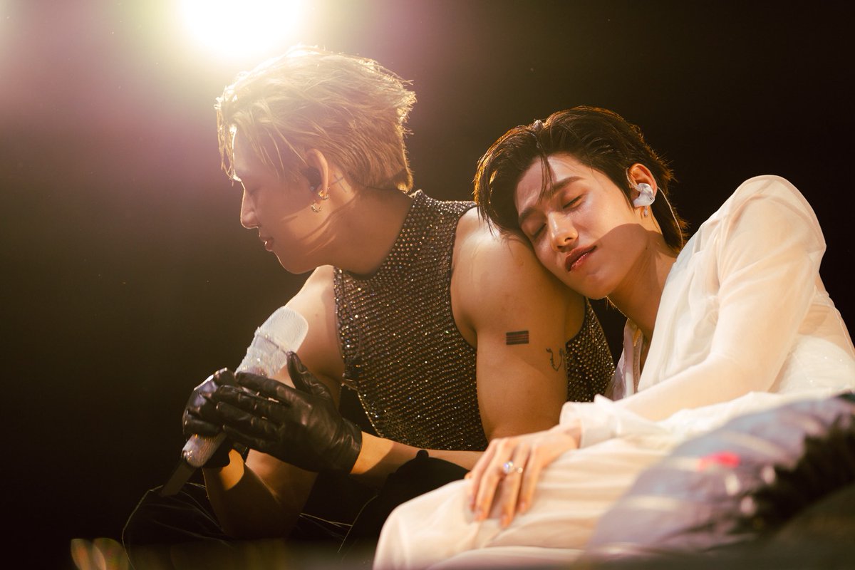 TMCcountdown's tweet photo. รวมภาพความอลังการและโมเมนต์สุดประทับใจจาก THE TITANS CONCERT

THE TITANS CONCERT สร้างปรากฏการณ์คอนเสิร์ตแห่งปี เมื่อ 4 ศิลปินแถวหน้า BAMBAM, JEFF SATUR, PP KRIT และ TIMETHAI รวมตัวบนเวทีเดียวกันครั้งแรก ภายใต้คอนเซปต์ FUTURE OLYMPUS ถ่ายทอด “สงครามแห่งความสุข” ผ่านโชว์สุดอลังการและการคอลแลบที่ไม่เคยเกิดขึ้นมาก่อน 

สร้างกระแสถล่มทลายทั้งในฮอลล์และบนโลกออนไลน์ จน #THETITANSCONCERT_D1 และ #THETITANSCONCERT_D2 ครองอันดับ 1 บน X ประเทศไทย 2 วันติดต่อกัน พร้อมติด Trend Worldwide อันดับ 4 และ 6 โดยคอนเสิร์ตครั้งนี้ยังได้รับคำชื่นชมจากโปรดักชันระดับมหากาพย์ ทั้งแสง สี เสียง Visual และการแสดงที่ผสมผสานคอนเสิร์ต มิวสิคัล และแฟนตาซีได้อย่างลงตัว ตลอดเกือบ 4 ชั่วโมงเต็ม พร้อมโมเมนต์มิตรภาพของทั้ง 4 ศิลปินที่สร้างความประทับใจให้แฟนเพลงอย่างล้นหลาม

#THETITANSCONCERT #THETITANSCONCERT2026
#BamBam #JeffSatur #PPKritt #TIMETHAI