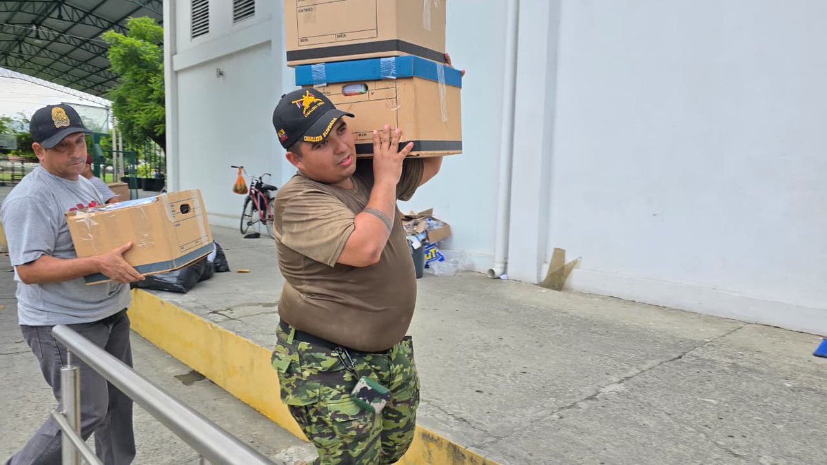 EducacionZ4_Ec's tweet photo. Como @EducacionZ4_Ec nos solidarizamos con el pueblo de Venezuela y nos sumamos a la entrega de ayuda humanitaria destinada a las familias afectadas por los terremotos.
En los momentos más difíciles, la solidaridad y el trabajo conjunto son fundamentales para llevar esperanza. 🤝 https://t.co/uoNOv98TLv