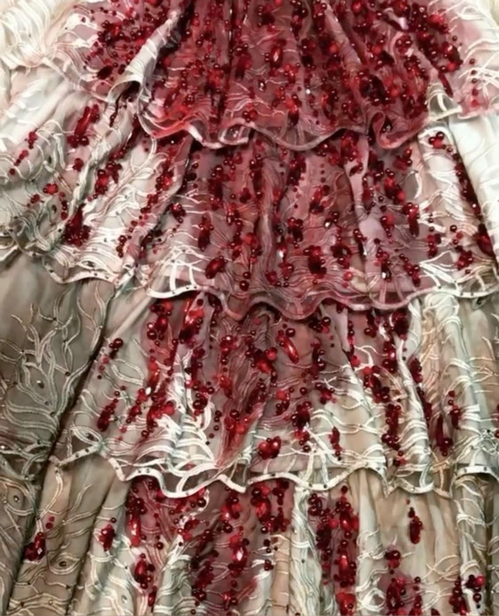 cleanrotting's tweet photo. the elizabethism of it all https://t.co/Q7ftI4bXV9