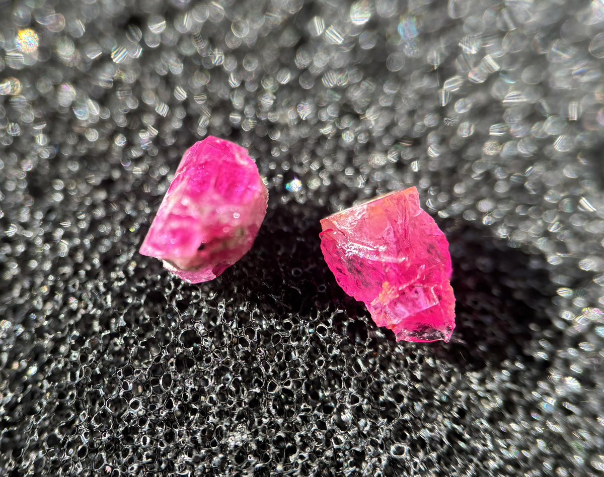 宝石の原石24 レッドベリル Beryl var. Red Beryl アメリカ・ユタ州と